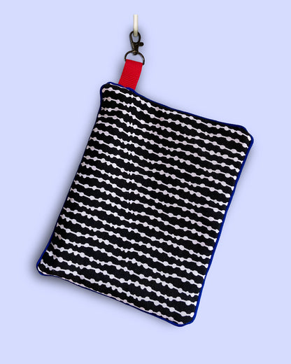 unieke tas en handige bag-in-bag van PIEKScreations met een grafische patroon van witte stippen op een zwarte ondergrond - Back