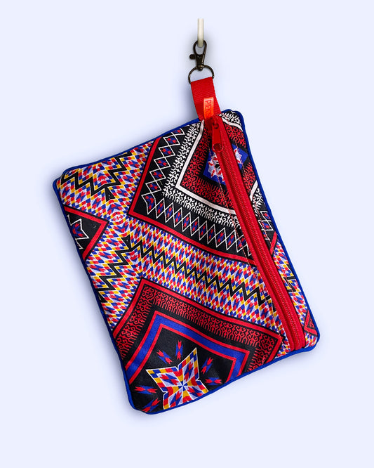 unieke tas en handige bag-in-bag van PIEKScreations met een grafische print in rood, blauw en zwart - Front