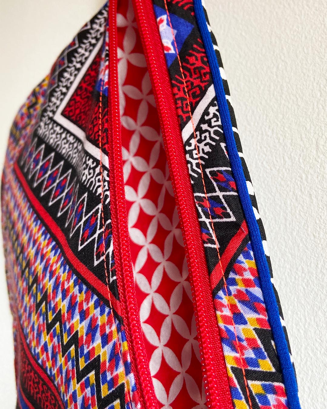 unieke tas en handige bag-in-bag van PIEKScreations met een grafische print in rood, blauw en zwart en een rode binnenkant - Inside