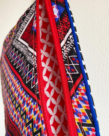 unieke tas en handige bag-in-bag van PIEKScreations met een grafische print in rood, blauw en zwart en een rode binnenkant - Inside