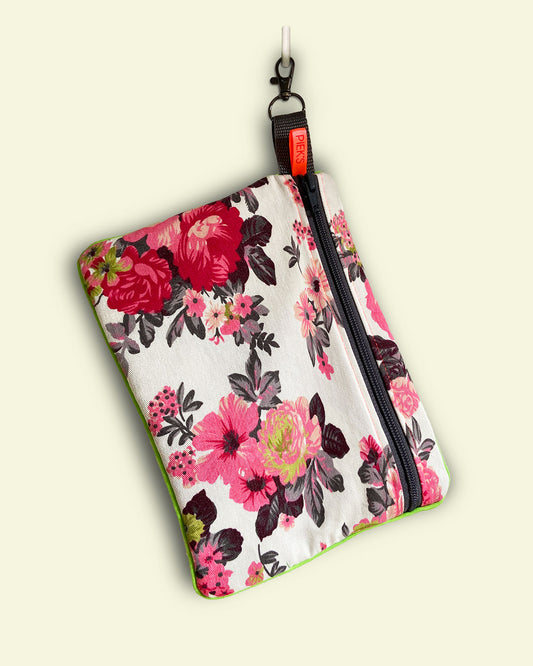 unieke tas en handige bag-in-bag van PIEKScreations met romantische roze bloemen - voorkant