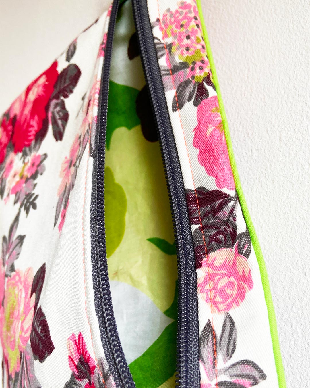 unieke tas en handige bag-in-bag van PIEKScreations met romantische roze bloemen en een groene binnenkant - binnenkant