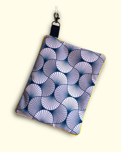 unieke tas en handige bag-in-bag van PIEKScreations met een geometrisch patroon in het blauw - achterkant