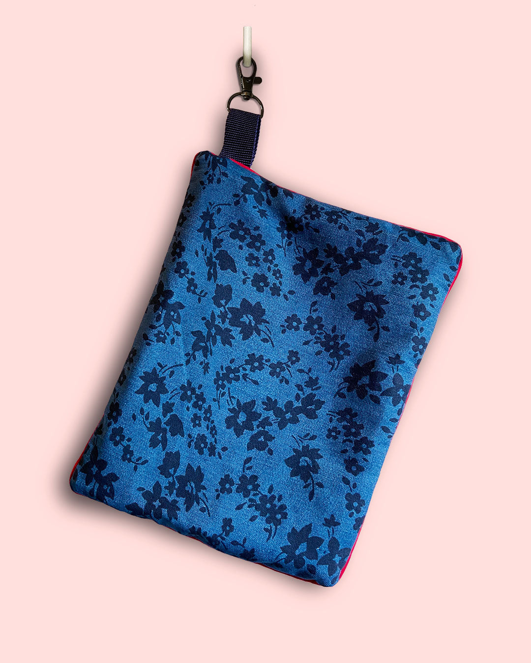unieke tas en handige bag-in-bag van PIEKScreations met bloemetjes patroon in donkerblauw - achterkant