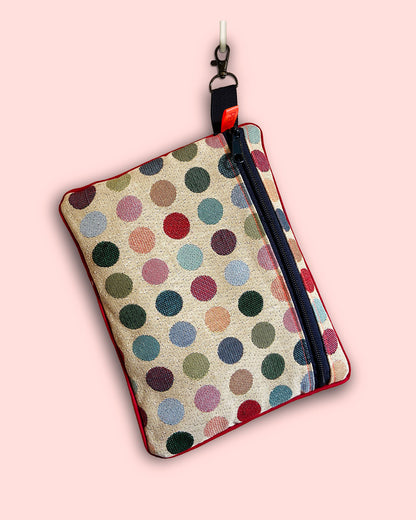 unieke tas en handige bag-in-bag van PIEKScreations met stippen in diverse kleuren op een cremekleurige ondergrond - voorkant
