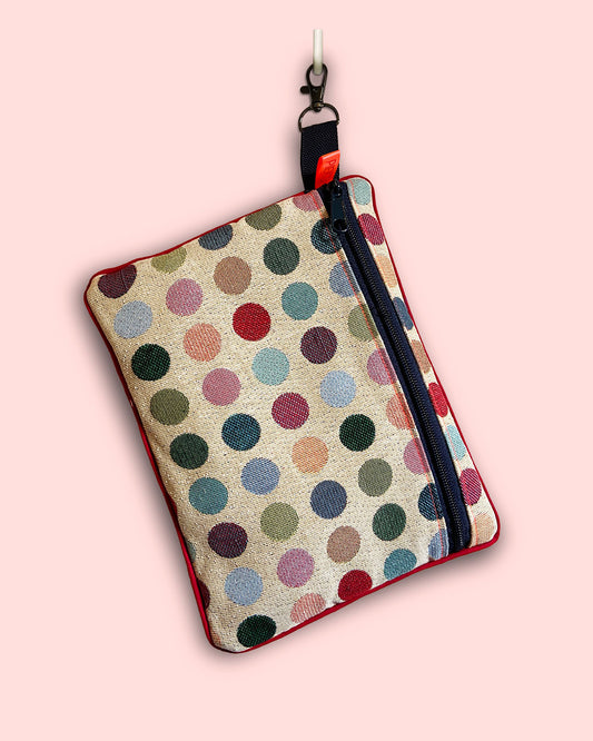 unieke tas en handige bag-in-bag van PIEKScreations met stippen in diverse kleuren op een cremekleurige ondergrond - voorkant