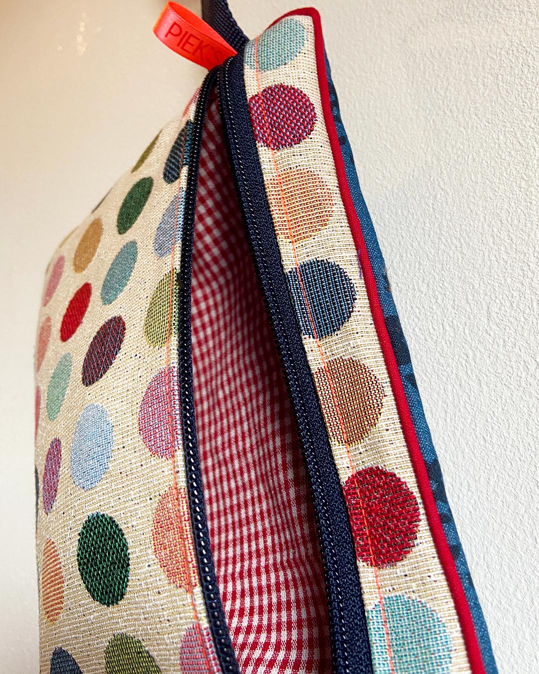 unieke tas en handige bag-in-bag van PIEKScreations met stippen in diverse kleuren op een cremekleurige ondergrond - binnenkant