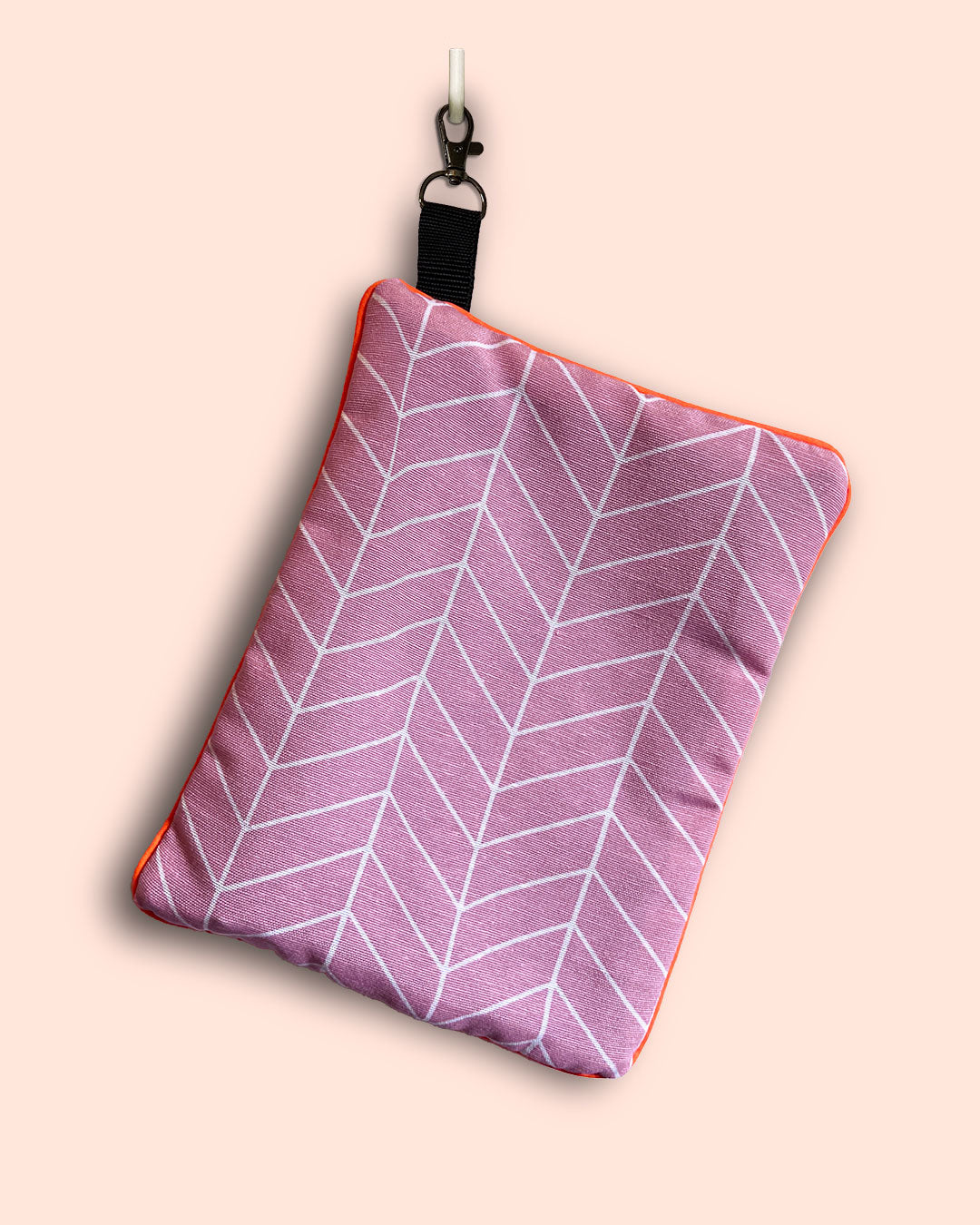 unieke tas en handige bag-in-bag van PIEKScreations met een grafische print in wit met roze - achterkant
