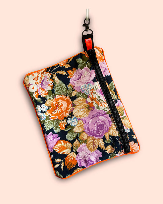 unieke tas en handige bag-in-bag van PIEKScreations met oranje en paarse bloemen op een zwarte ondergrond - voorkant