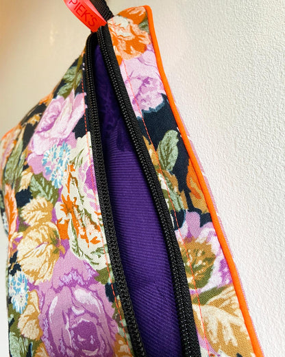 unieke tas en handige bag-in-bag van PIEKScreations met oranje en paarse bloemen op een zwarte ondergrond - paarse binnenkant