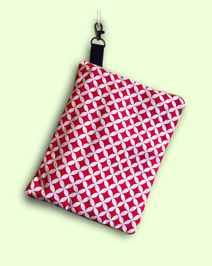 unieke tas en handige bag-in-bag van PIEKScreations met grafisch patroon in wit op rood - achterkant