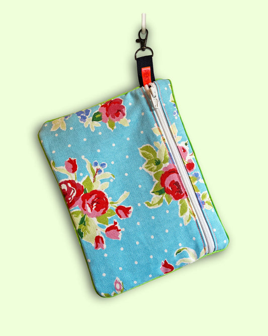 unieke tas en handige bag-in-bag van PIEKScreations met bloemen op blauwe ondergrond - voorkant