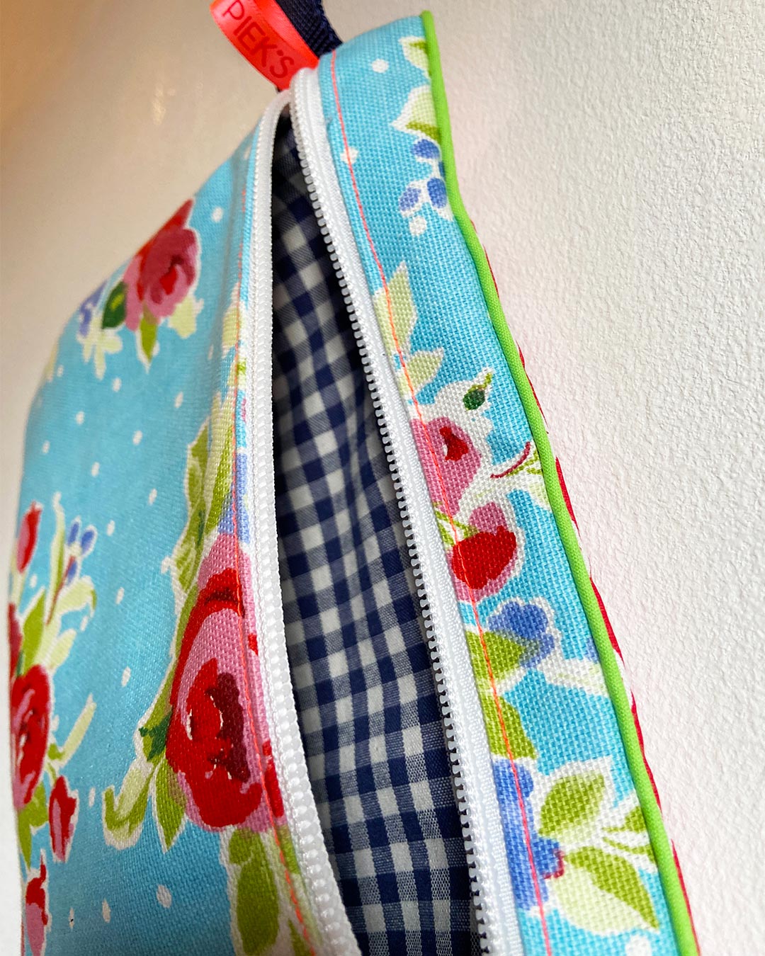 unieke tas en handige bag-in-bag van PIEKScreations met bloemen op blauwe ondergrond - wit en blauw geblokte binnenkant