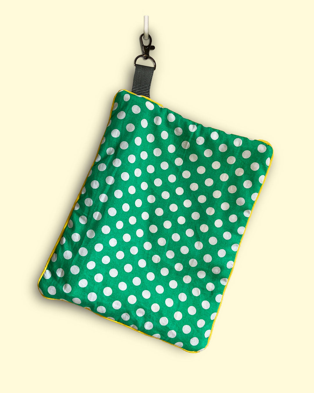 unieke tas en handige bag-in-bag van PIEKScreations met witte polka dot op groene ondergrond - achterkant