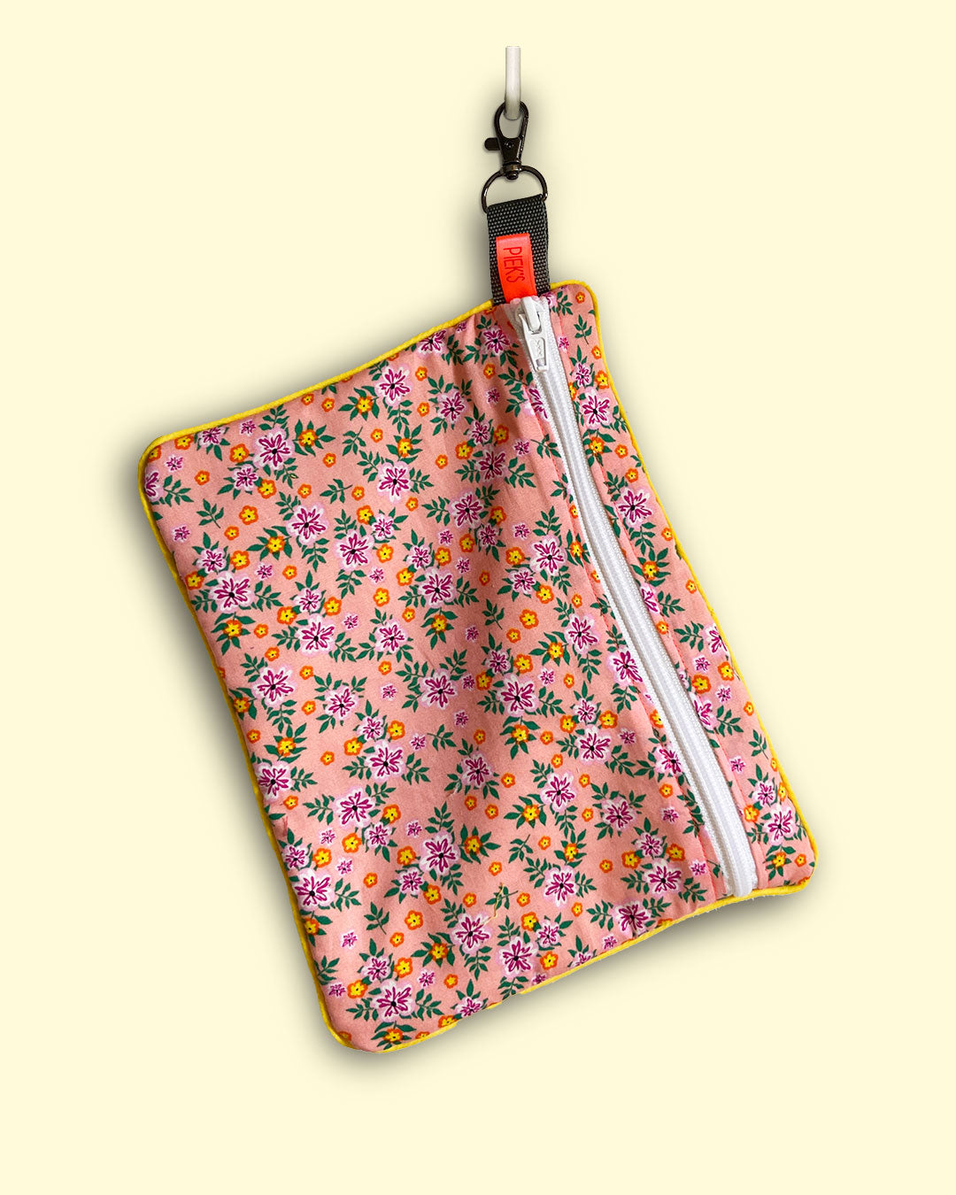 unieke tas en handige bag-in-bag van PIEKScreations met kleine bloemtjes patroon in roze met geel - voorkant