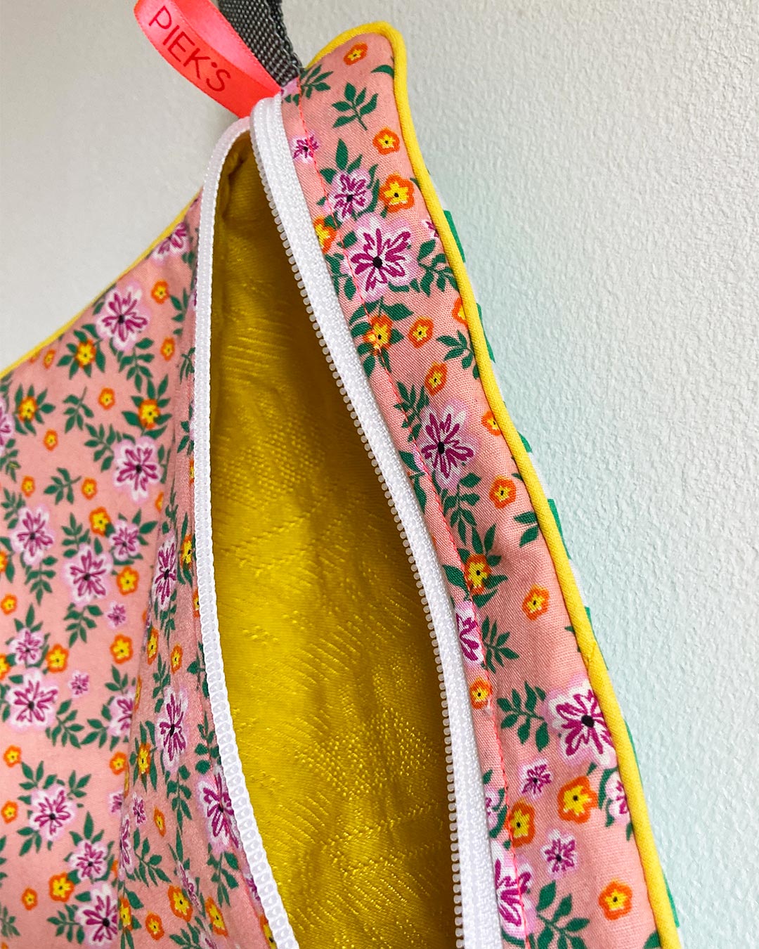 unieke tas en handige bag-in-bag van PIEKScreations met kleine bloemtjes patroon in roze met geel - gele binnenkant