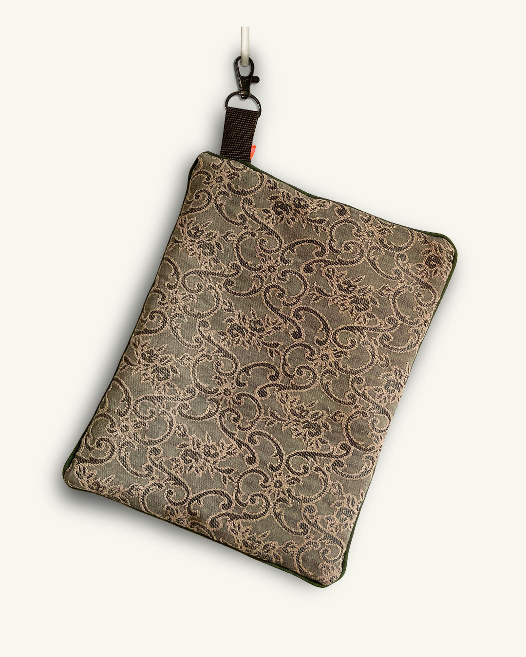 unieke tas en handige bag-in-bag van PIEKScreations met barokke print in legergroene kleur - achterkant