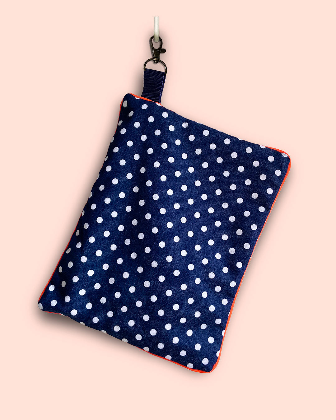 unieke tas en handige bag-in-bag van PIEKScreations in donkerblauw met kleine polka dot - achterkant