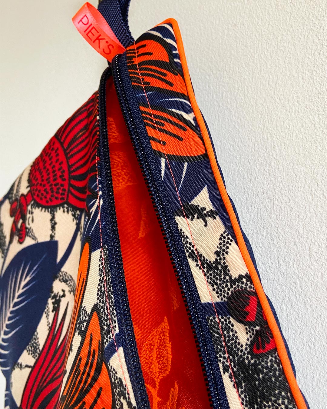 unieke tas en handige bag-in-bag van PIEKScreations met botanische print - oranje binnenkant