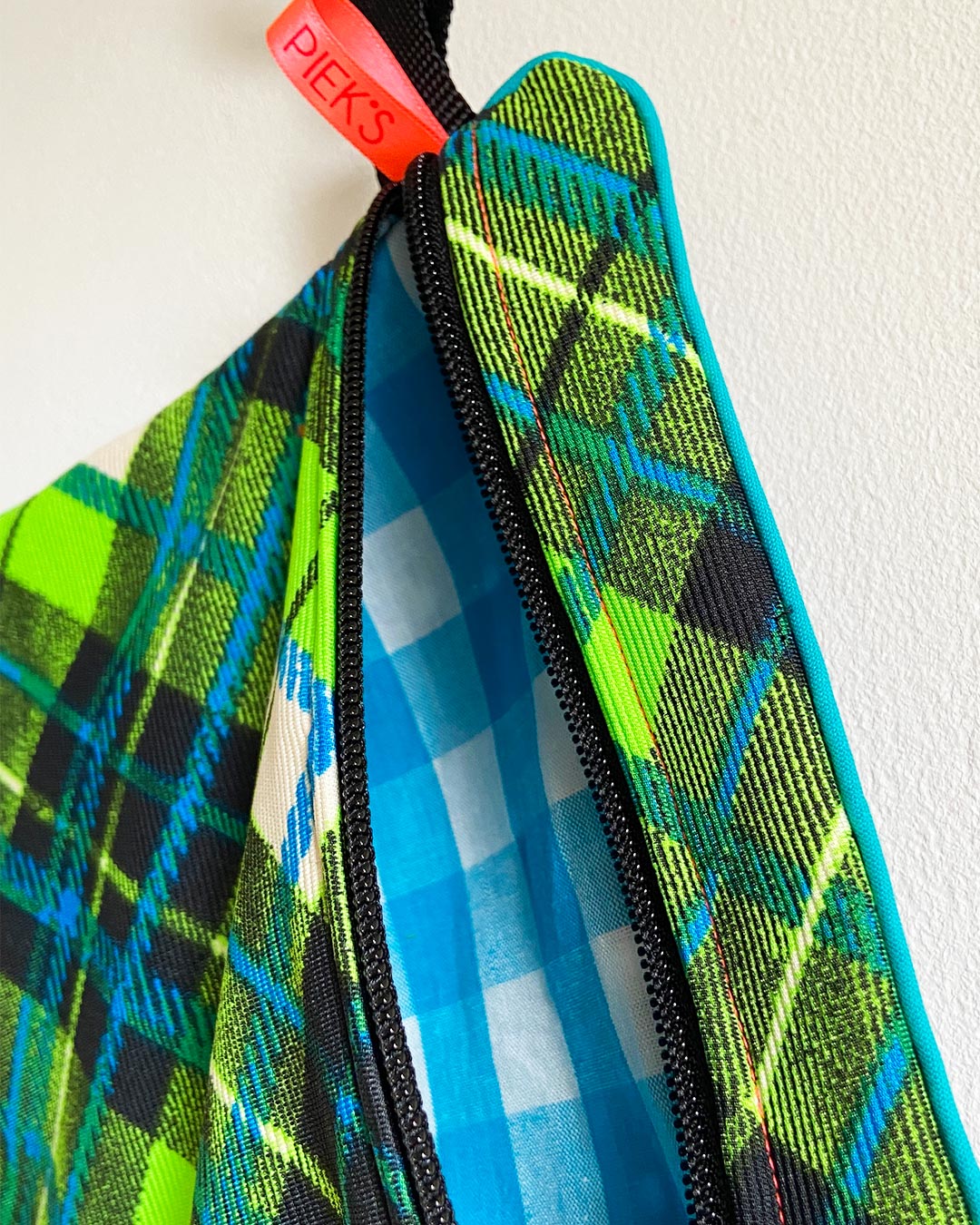 unieke tas en handige bag-in-bag van PIEKScreations met groene schotse ruit - binnenkant met cyaan en witte blokjes