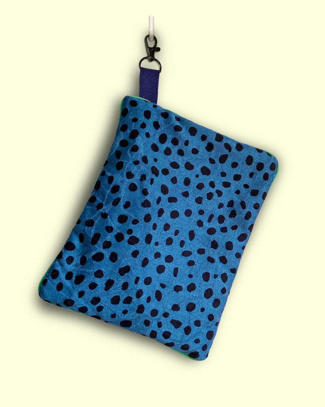 unieke tas en handige bag-in-bag van PIEKScreations met blauw met zwarte stippen patroon - achterkant