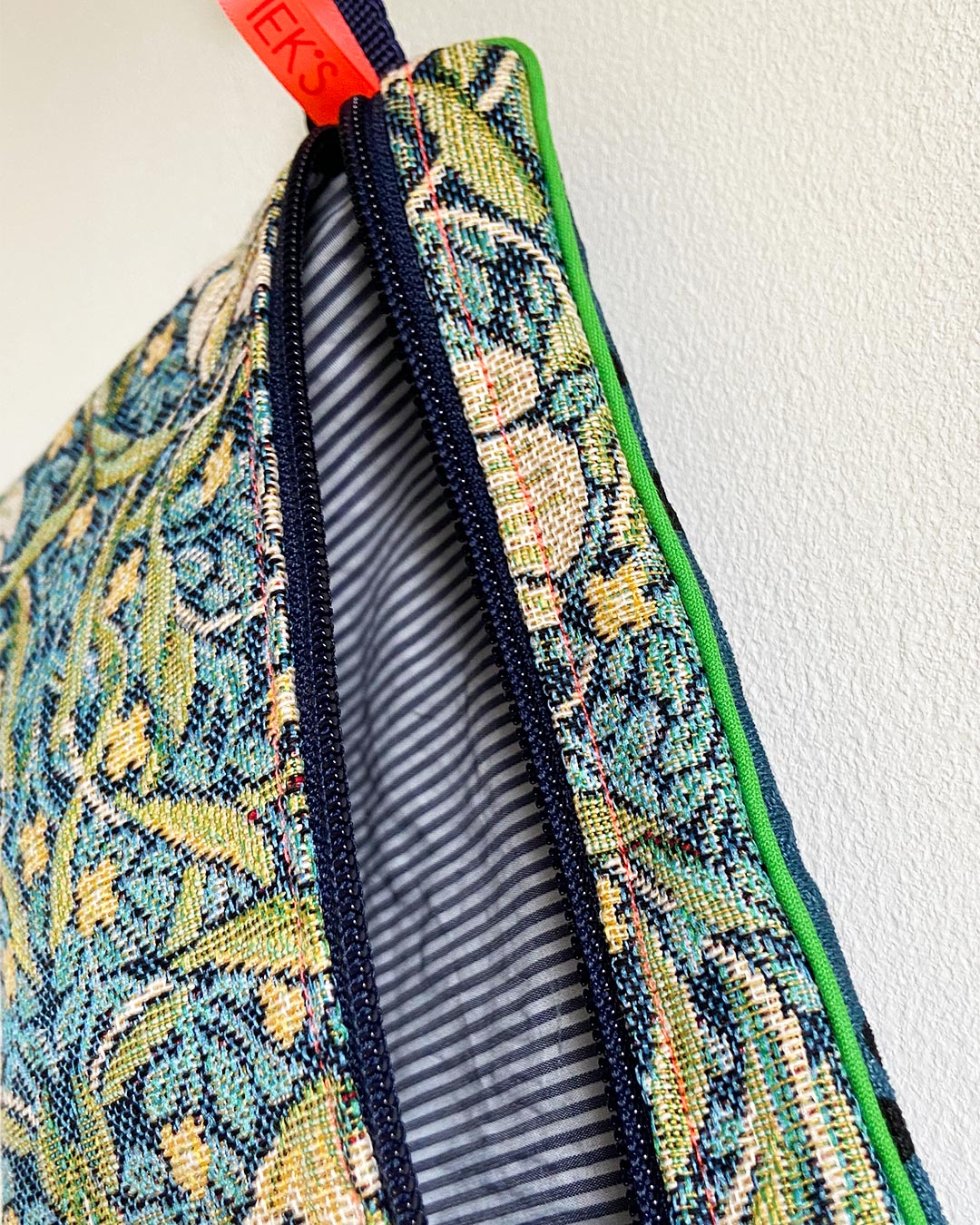 unieke tas en handige bag-in-bag van PIEKScreations met bloemen patroon - binnenkant met wit en blauwe streepjes