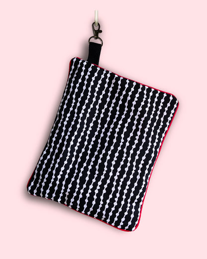 unieke tas en handige bag-in-bag van PIEKScreations met witte stipjes - achterkant