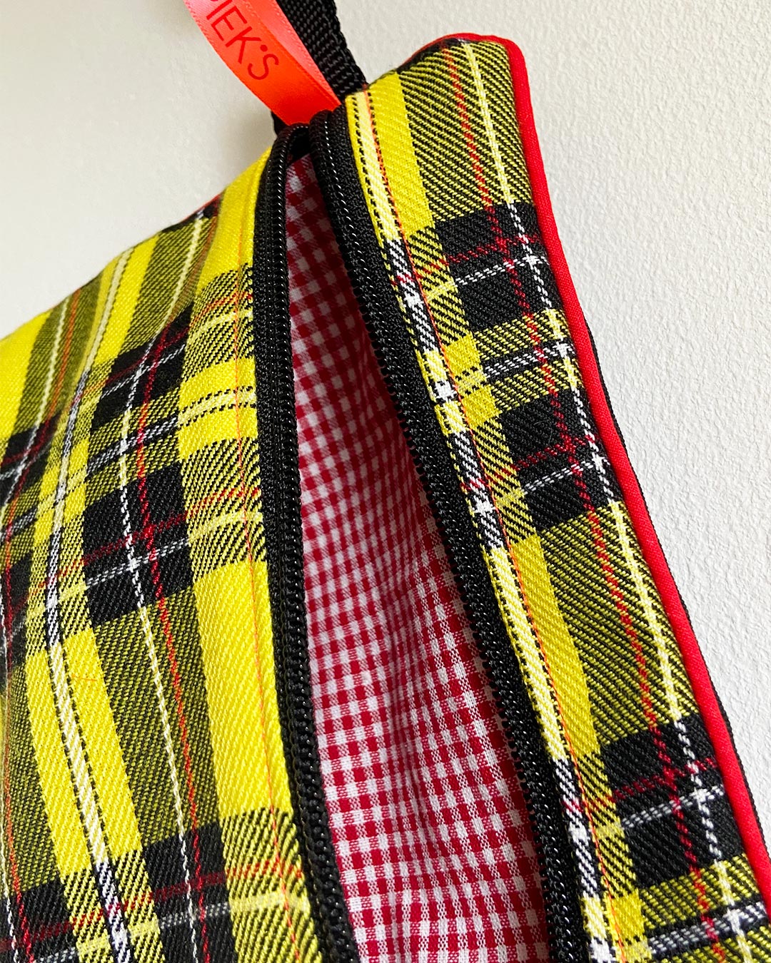 unieke tas en handige bag-in-bag van PIEKScreations met gele schotse ruit - binnenkant met een ruitpatroon van rood en witte blokjes
