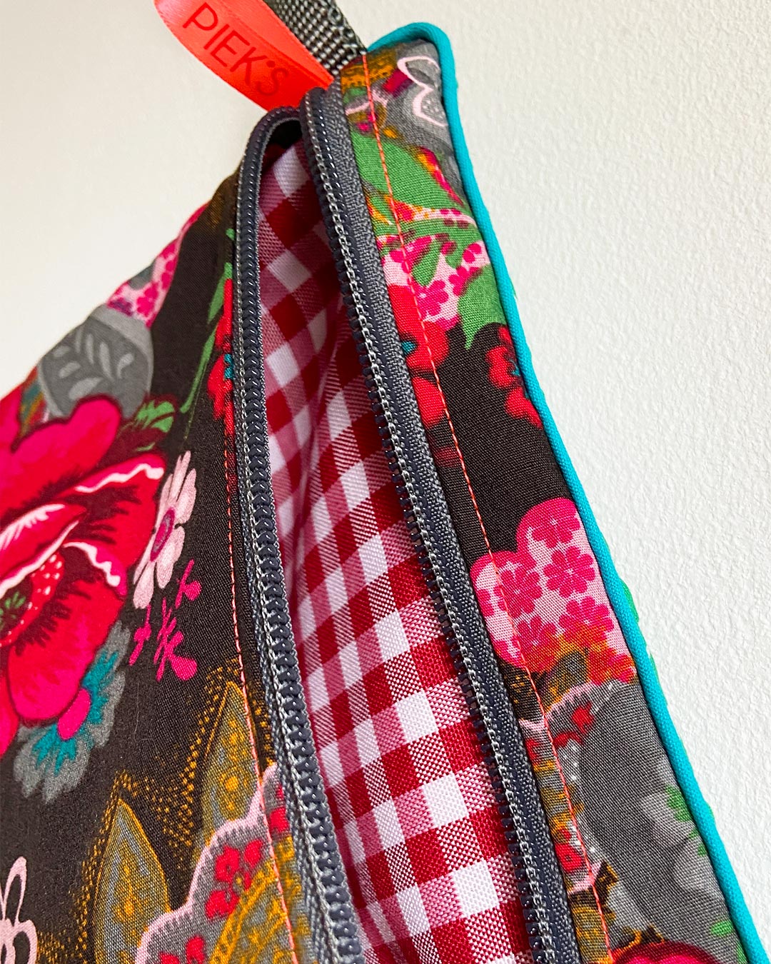 unieke tas en handige bag-in-bag van PIEKScreations met bloemen patroon - binnenkant met een blokjespatroon in rood en wit