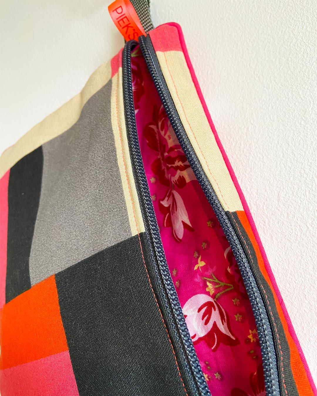 unieke tas en handige bag-in-bag van PIEKScreations met geometrisch patroon - roze binnenkant met bloemen