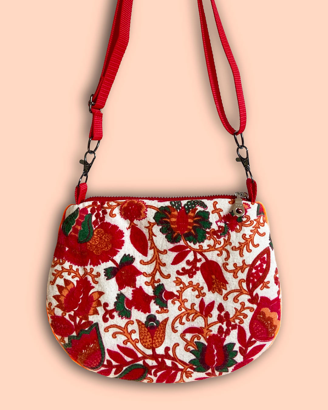 uniek, handgemaakt en kleurrijk handtasje van PIEKS creations met bloemenpatroon in oranje kleuren - achterkant