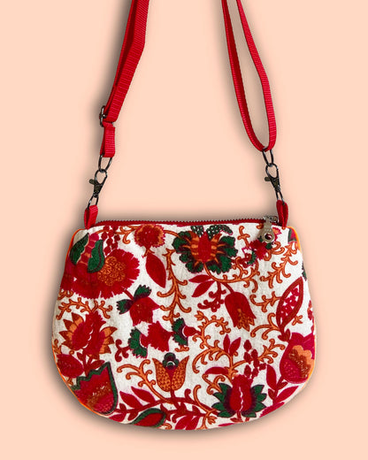 uniek, handgemaakt en kleurrijk handtasje van PIEKS creations met bloemenpatroon in oranje kleuren - achterkant