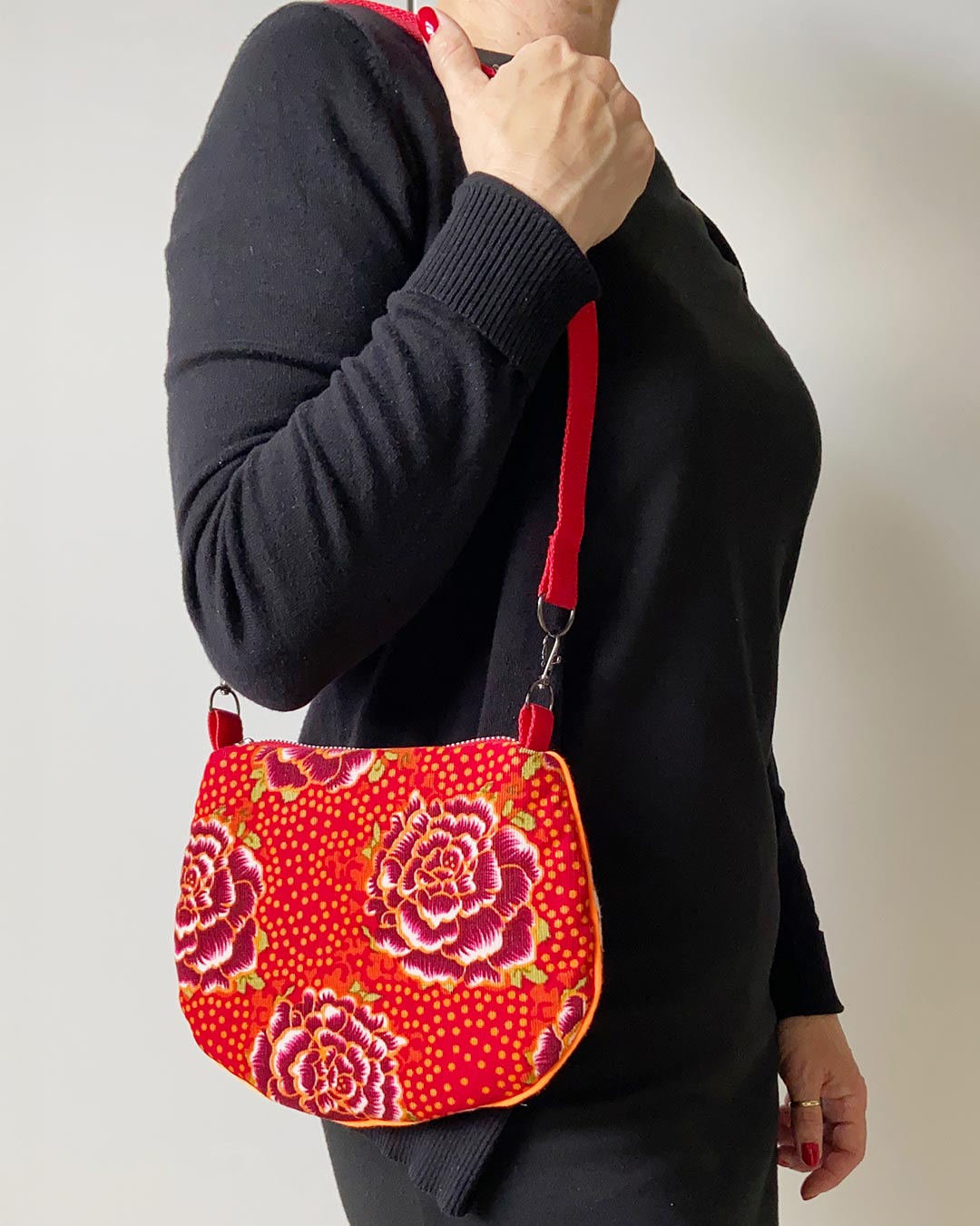 uniek, handgemaakt en kleurrijk handtasje van PIEKS creations met bloemenpatroon in oranje kleuren - model