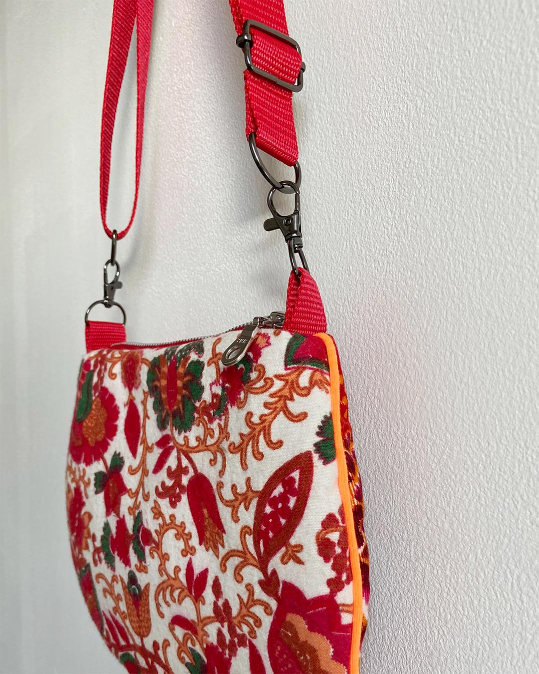 uniek, handgemaakt en kleurrijk handtasje van PIEKS creations met bloemenpatroon in oranje kleuren - zijkant