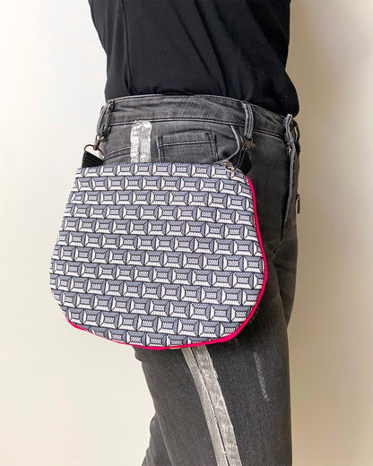 uniek, handgemaakt en kleurrijk handtasje van PIEKS creations met romantische bloemetjes - aan de broek vastgemaakt