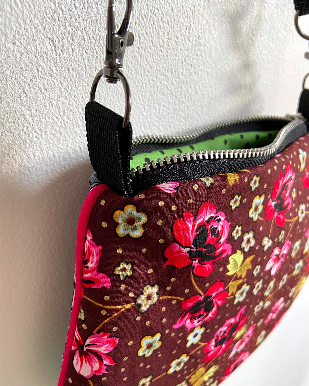 uniek, handgemaakt en kleurrijk handtasje van PIEKS creations met romantische bloemetjes - detail