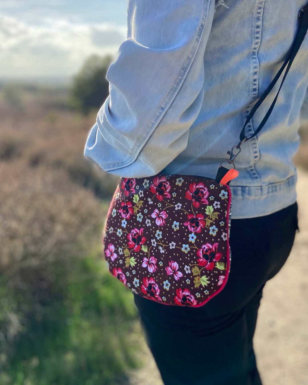 uniek, handgemaakt en kleurrijk handtasje van PIEKS creations met romantische bloemetjes - sfeerfoto