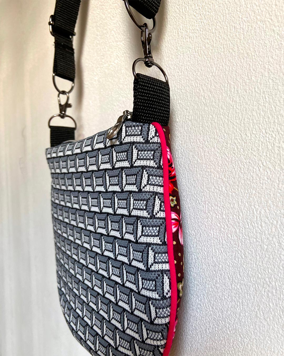 uniek, handgemaakt en kleurrijk handtasje van PIEKS creations met romantische bloemetjes - zijkant met grafisch patroon