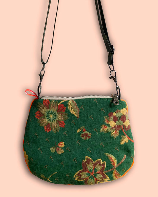 uniek, handgemaakt en kleurrijk handtasje van PIEKS creations groen met bloemen en streepjes en oranje accent - voorkant