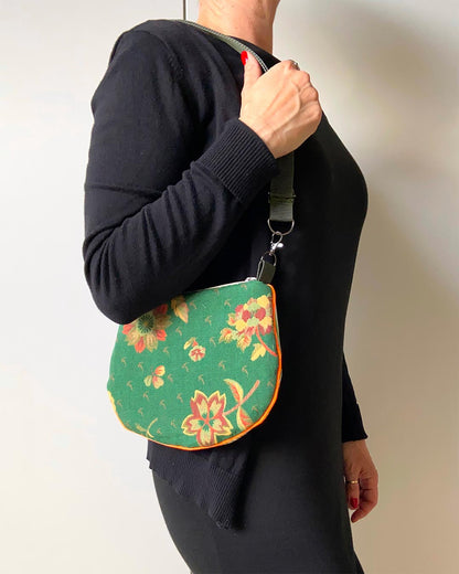 uniek, handgemaakt en kleurrijk handtasje van PIEKS creations groen met bloemen en streepjes en oranje accent - model