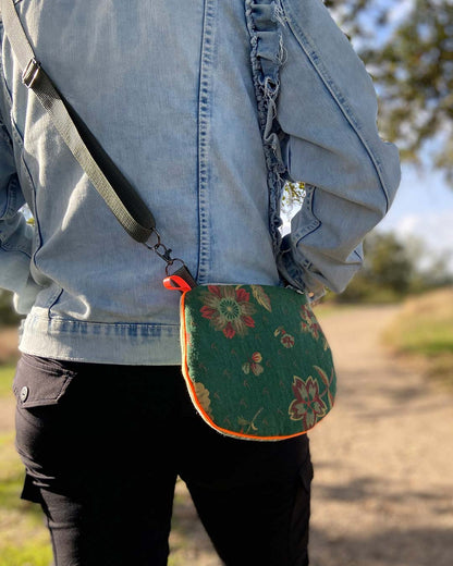 uniek, handgemaakt en kleurrijk handtasje van PIEKS creations groen met bloemen en streepjes en oranje accent - sfeerfoto