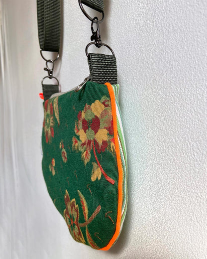uniek, handgemaakt en kleurrijk handtasje van PIEKS creations groen met bloemen en streepjes en oranje accent - zijkant