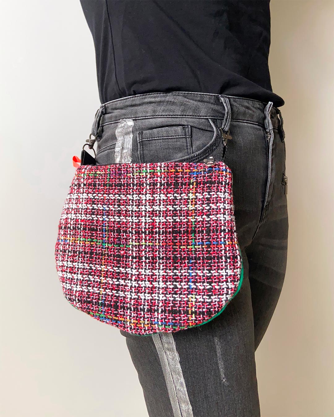 uniek, handgemaakt en kleurrijk handtasje van PIEKS creations van wollen stof - aan de broek vastgemaakt
