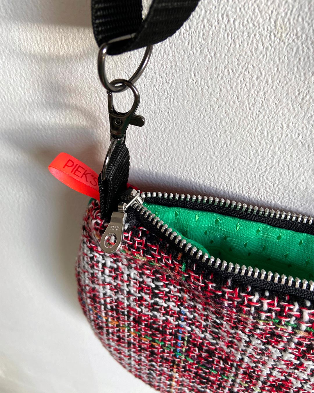 uniek, handgemaakt en kleurrijk handtasje van PIEKS creations van wollen stof - open