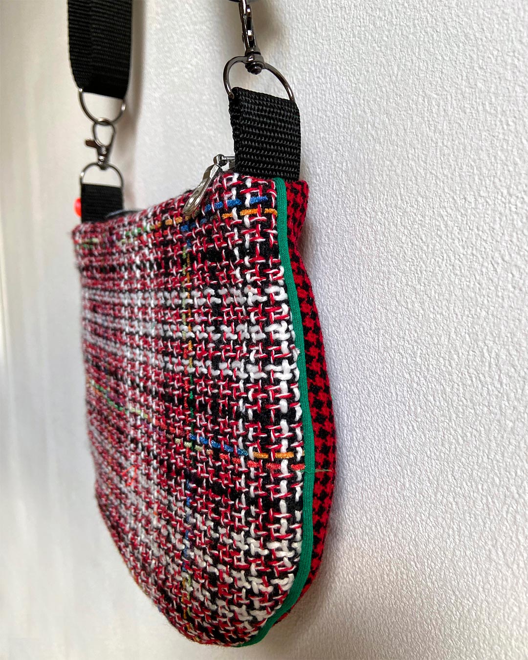 uniek, handgemaakt en kleurrijk handtasje van PIEKS creations van wollen stof - zijkant