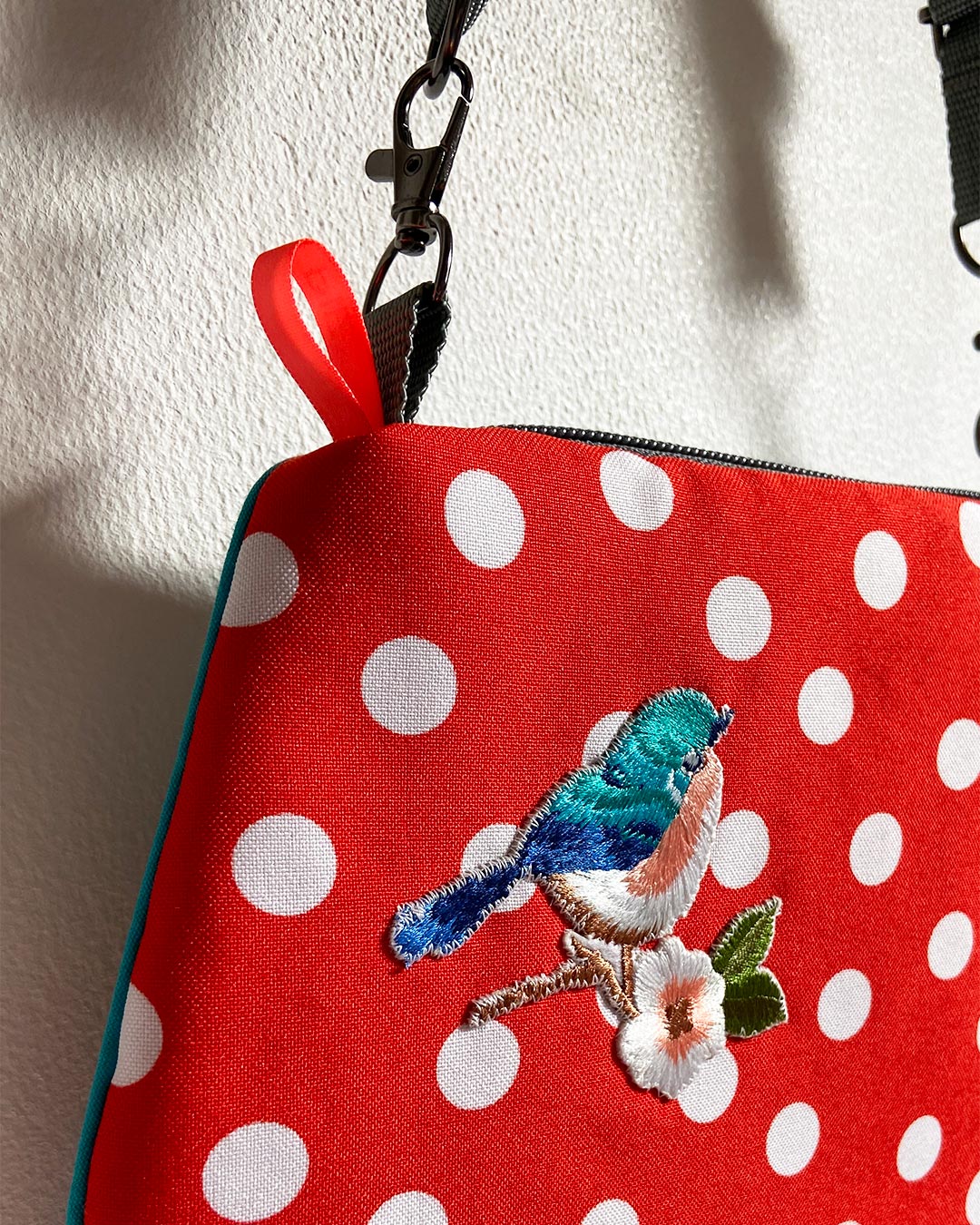 uniek, handgemaakt en kleurrijk handtasje van PIEKS creations met polka dot en vogel applicatie - detail vogel