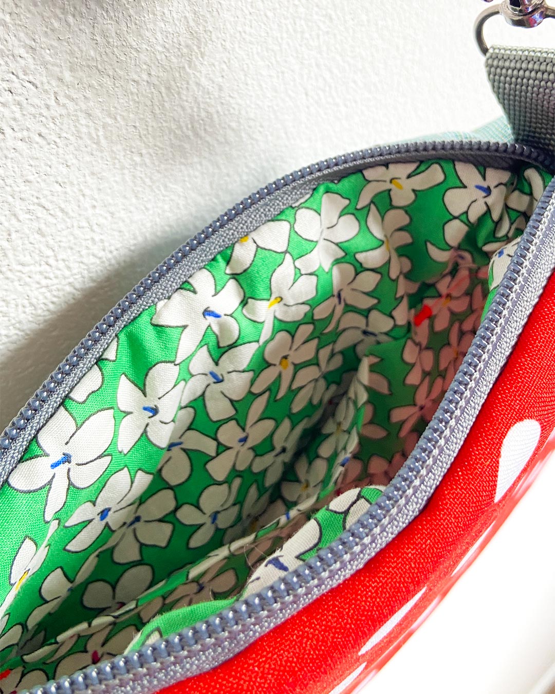 uniek, handgemaakt en kleurrijk handtasje van PIEKS creations met polka dot en vogel applicatie - binnenkant