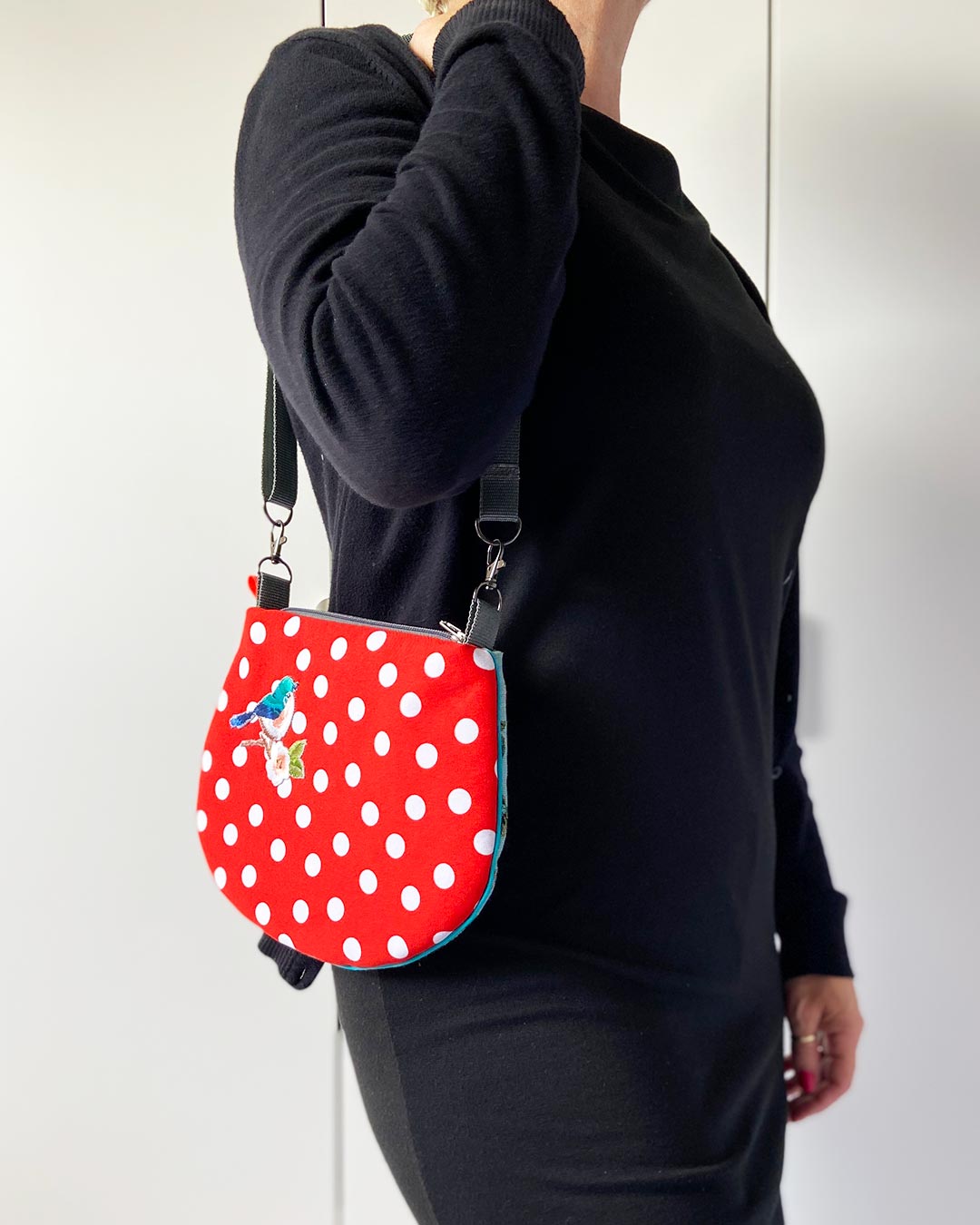 uniek, handgemaakt en kleurrijk handtasje van PIEKS creations met polka dot en vogel applicatie - model