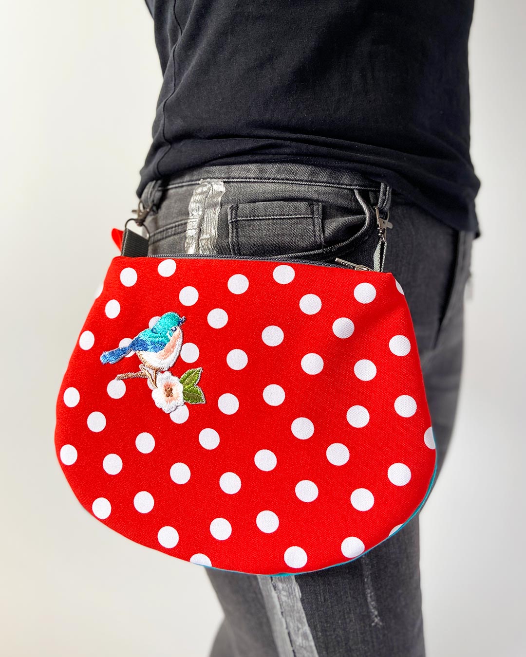 uniek, handgemaakt en kleurrijk handtasje van PIEKS creations met polka dot en vogel applicatie - aan de broek vastgemaakt