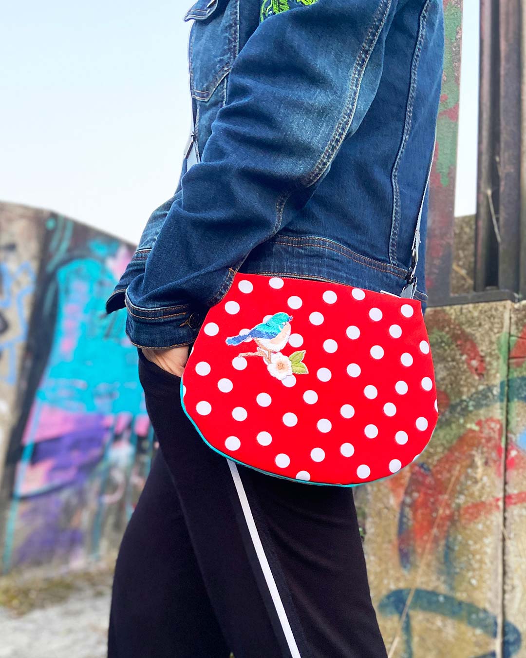 uniek, handgemaakt en kleurrijk handtasje van PIEKS creations met polka dot en vogel applicatie - sfeerfoto